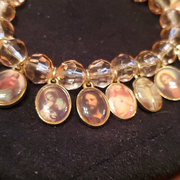 GORGEOUS RELIGIOUS CHARM BRACELET. - Picture 5 of 8